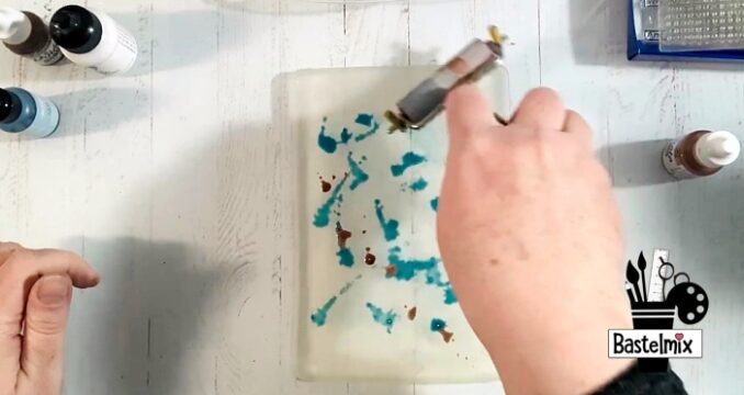 Alcohol Inks auf Gelli Plate mit dem Brayer verteilen